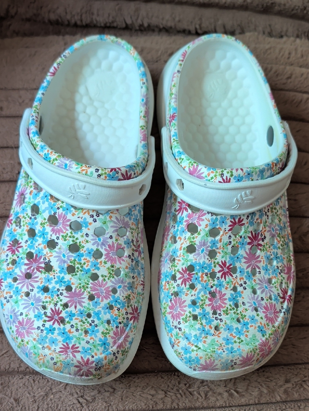 Women’s Floral Comfort Clog Sandals - White with Pink & Blue Flowers